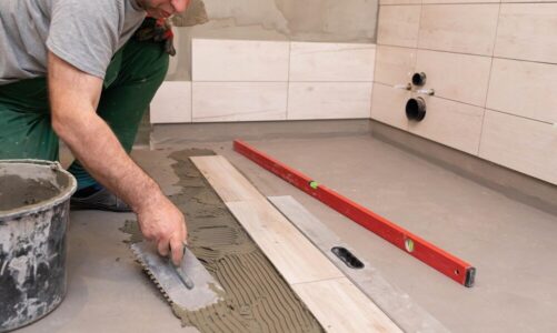 Jak układać płytki 120×60 na ścianie? Praktyczne porady i techniki