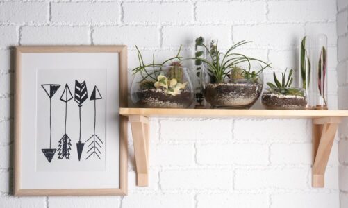 Oryginalne pomysły na aranżację ściany za kanapą w salonie