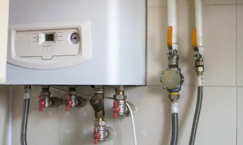 Bojler elektryczny czy przepływowy podgrzewacz wody – co wybrać do łazienki?