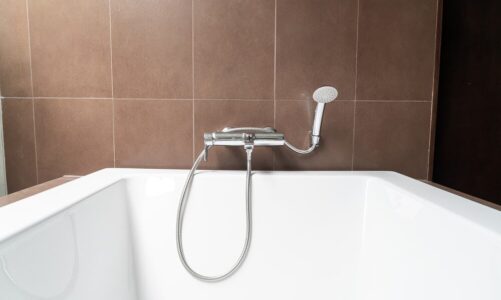 Na jakiej wysokości zamontować baterię wannową: poradnik dla Twojej łazienki