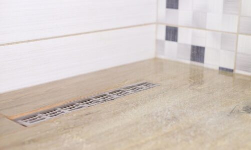 Cokół z płytek czy listwa? Porównanie i wybór najlepszego rozwiązania