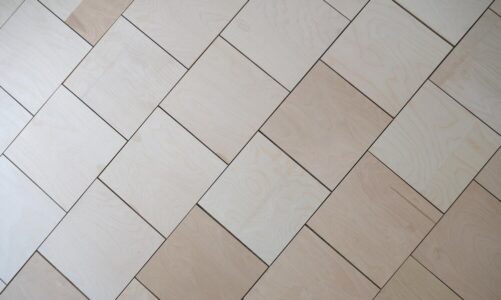 Cokół z płytek czy listwa? Porównanie i wybór najlepszego rozwiązania