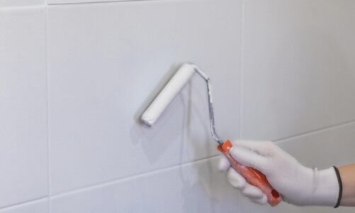 Jaka farba do łazienki zamiast płytek? Praktyczne porady i inspiracje