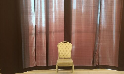 Jakie zasłony do szarych ścian i brązowych mebli wybrać