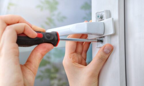 Montaż i demontaż klamki krok po kroku – poradnik