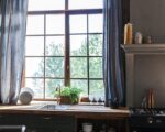 Okno w kuchni nad blatem – wady, zalety i aranżacje
