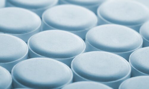 Tabletki do zmiękczania wody – jak działają i kiedy je stosować?