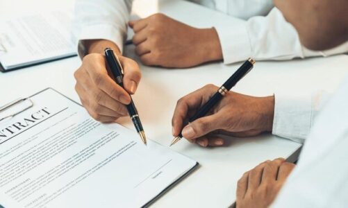 Wzór umowy przedwstępnej sprzedaży mieszkania – najważniejsze zapisy i pułapki