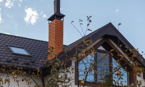 Jak sprawdzić cug w kominie – proste metody dla domowych majsterkowiczów